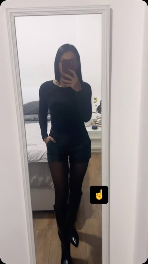 Instagram post by @valeriascano for Calzedonia. Caption reads: 😛
•
Collant @calzedonia #calzedonia.