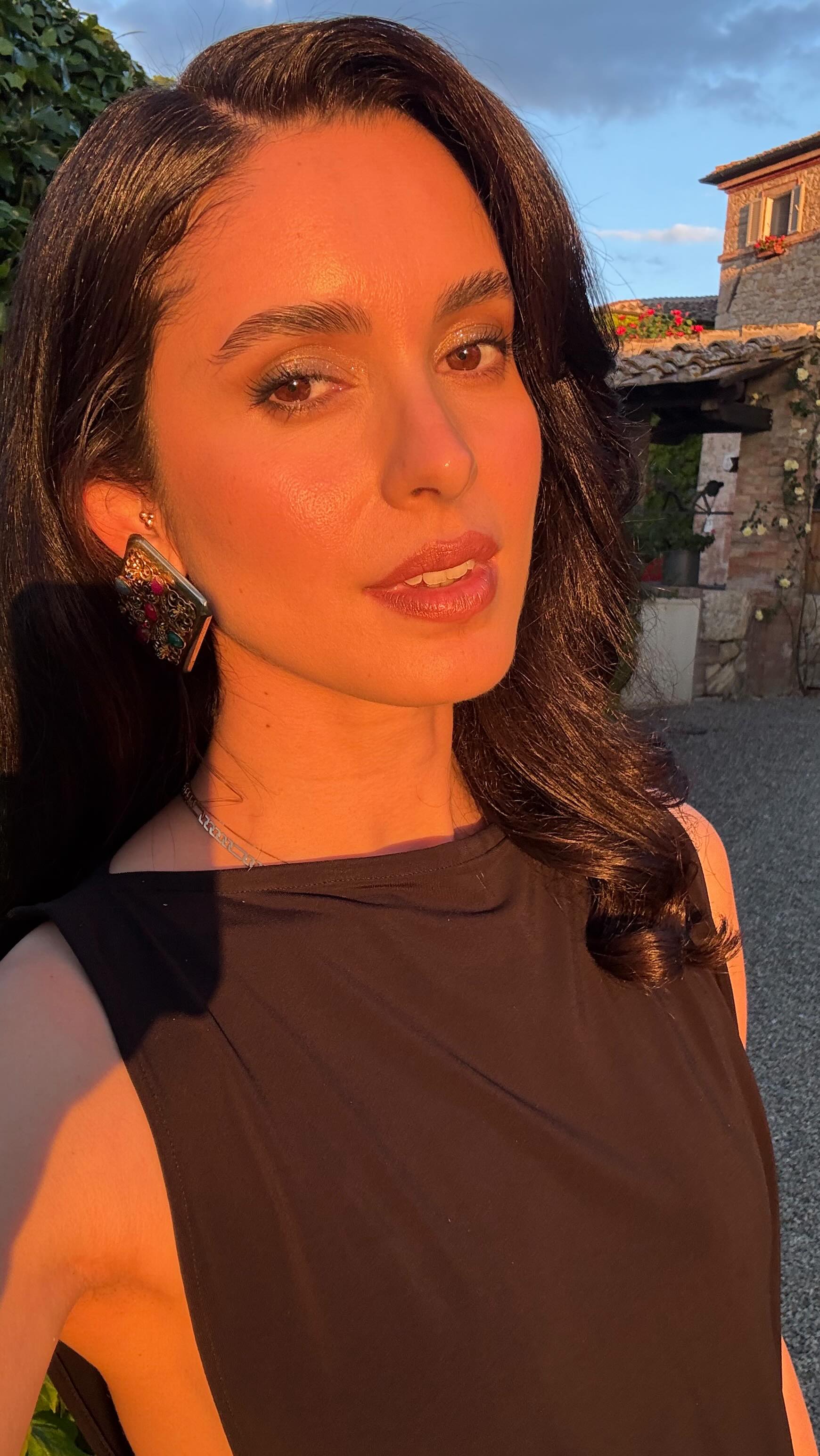 Instagram post by @beriloymak for Hourglass Cosmetics. Caption reads: Önümüzde bir yaz düğünü daha var, o zaman da....