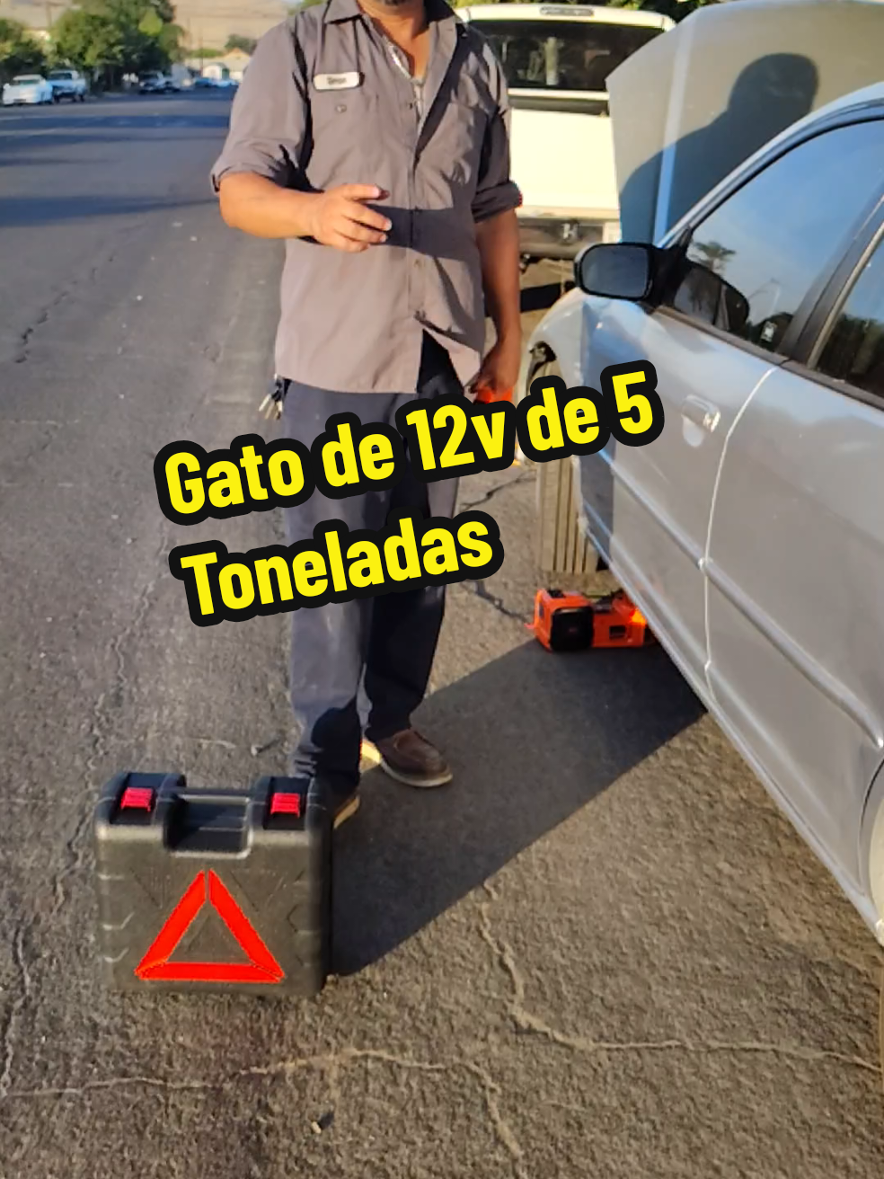 TikTok post by @simonappliance for VEVOR US. Caption reads: Gato de vevor inclulle ompacto y compressor de....