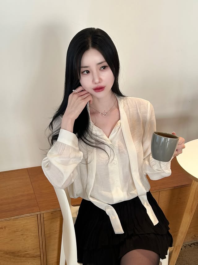 Instagram post by @_sua.luna for ROEM. Caption reads: AD #로엠 @roem_official 은은한 텍스쳐 소재의 부드럽고 여성스러운 무드의....