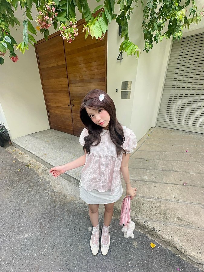 Instagram post by @roseeinwhite for FitFlop. Caption reads: Stepping out in comfort and style with FitFlop....