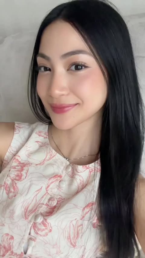 Instagram post by @imanopie for Glad2Glow Malaysia. Caption reads: tinted lip balm >>.