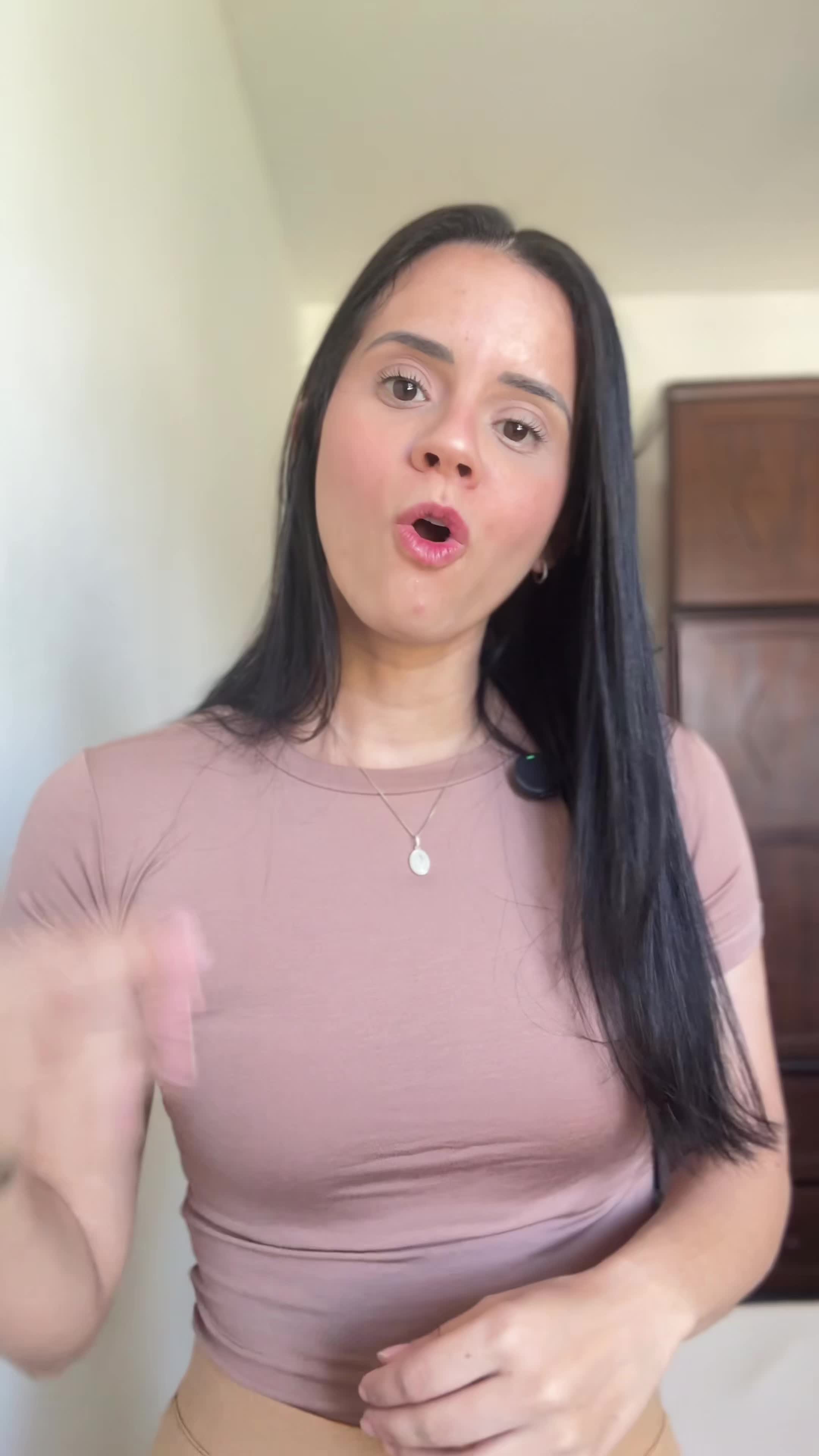 TikTok post by @profclaraf for Insider Store. Caption reads: Passar perrengue no calor? Jamais! Com Insider....