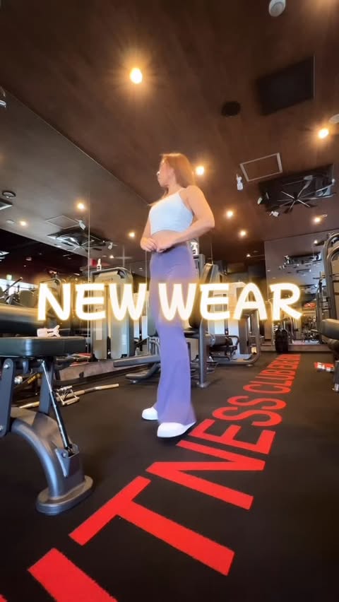 Instagram post by @accoccoa_11 for Yomoment. Caption reads: トレウェアってモチベ上げてくれますよね♪ @yomoment_official のNEWwearで....
