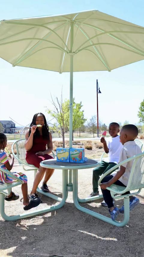 Instagram post by @iamsarah_sarah for Sam's Club. Caption reads: [...] & Pineapple Fruity Ice Pops from @samsclub....