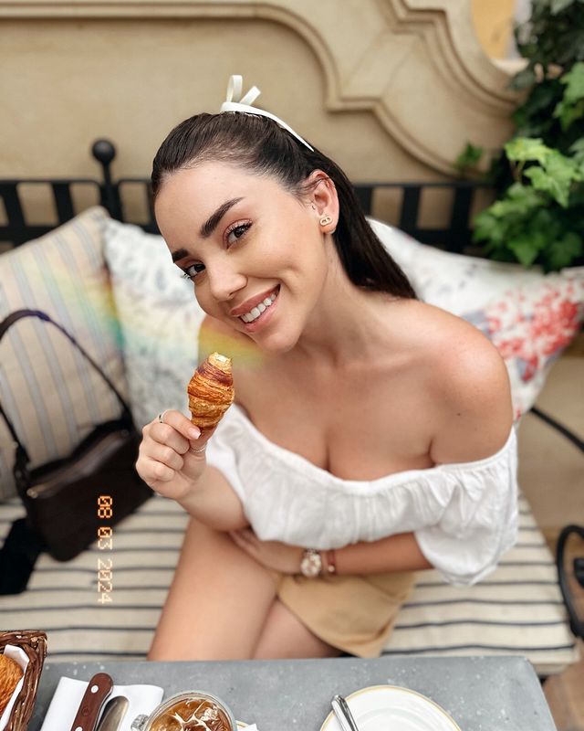 Instagram post by @merveozcan for Twist. Caption reads: 🪷✨🌾🌙 #reklam.