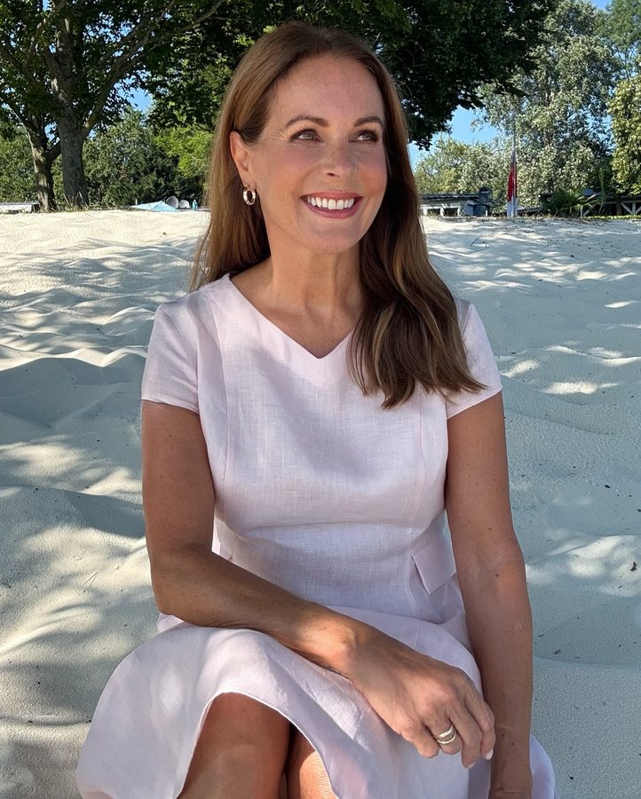 Instagram post by @gabymuller1 for Linticoshop. Caption reads: Linen on the beach.
Salt in the air, sun on the....