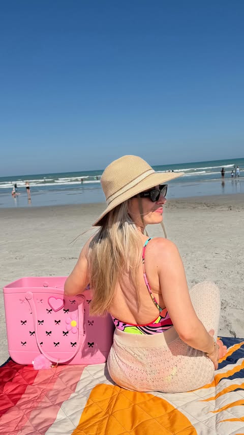 Instagram post by @melisadevo for BOGGBAG. Caption reads: [...] way more organized) 🏖️👜 Thank you!....