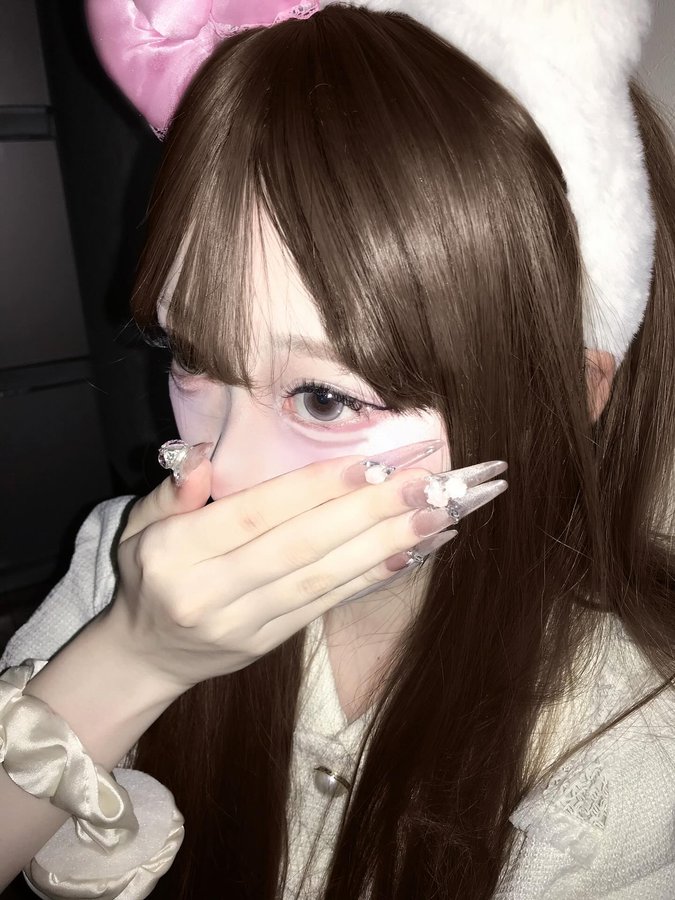 Instagram post by @bunniehu for Queen Eyes. Caption reads: LARMEのアディクティーベージュ🩶 #pr #クイーンアイズ #カラコン....