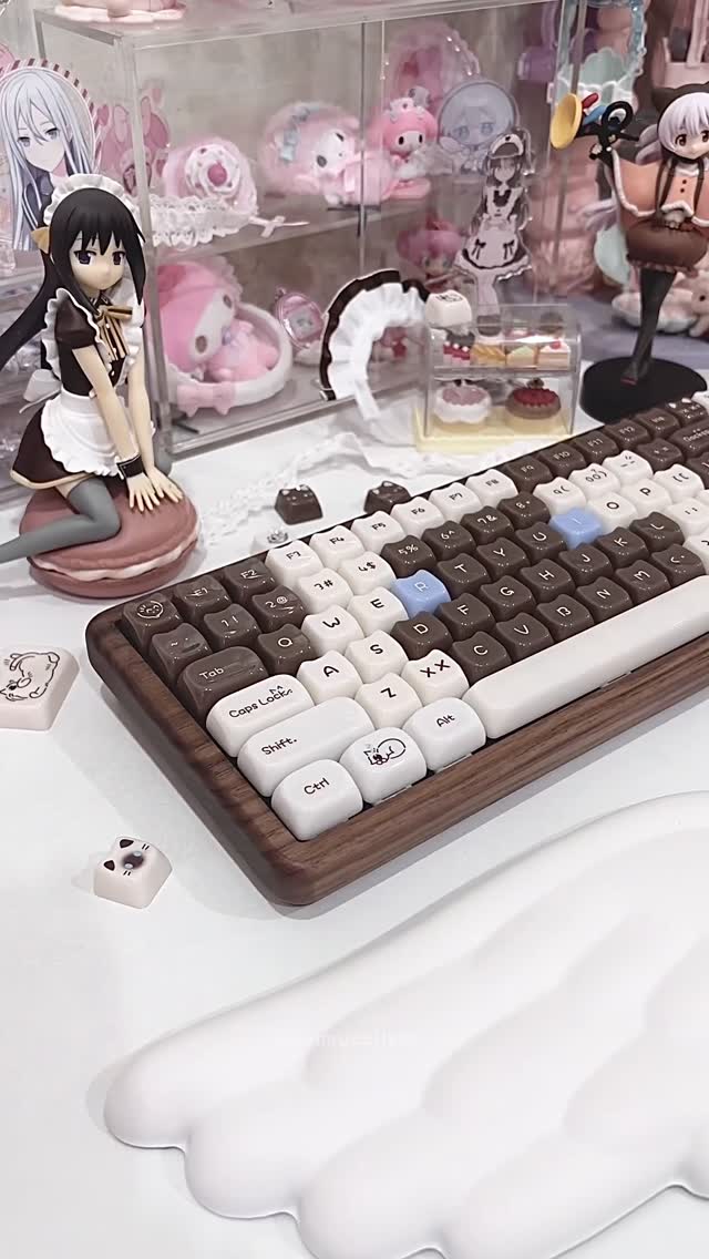 Instagram post by @pammucollect for Womier Keyboard. Caption reads: /ᐠ > ˕ <マ ₊˚⊹♡

happy friday ‧˚꒰🐾୭ ˚. ᵎᵎ

the....