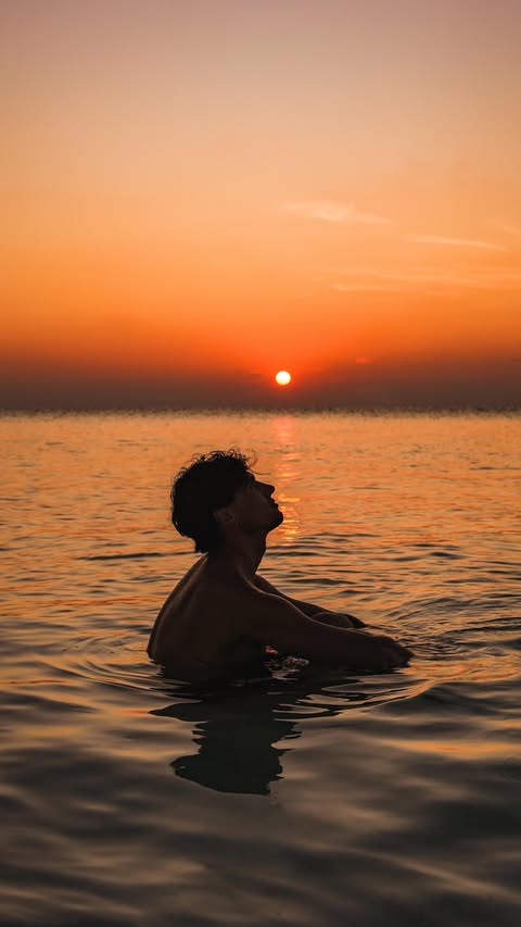 Instagram post by @danielillescas for Jo Malone London. Caption reads: Light that lingers 🌅✨🌊 publi @jomalonelondon 🧡....