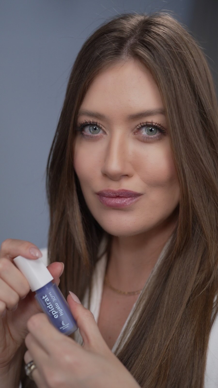 Instagram post by @vitoriaportes for Mantecorp Skincare. Caption reads: Vocês já conhecem o Epidrat Lip Oil da....