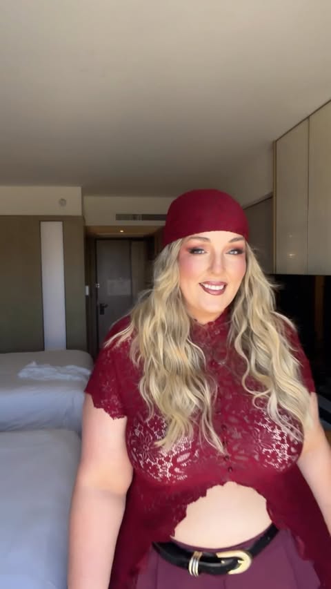 Instagram post by @kellyfitzsimons__ for Halloween Horror Nights. Caption reads: PRESSTRIP Halloween Horror Nights 🖤LETS GO! I’m....