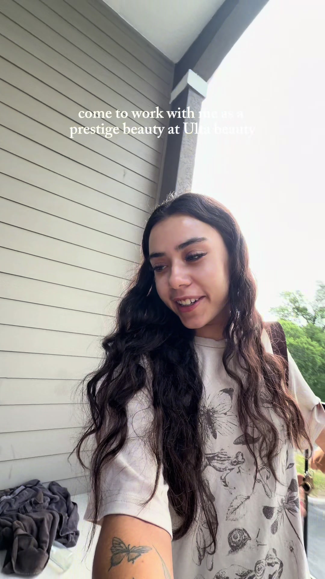 TikTok post by @izzyinrealife for Glam Story. Caption reads: [...] #ulta #comewithmetowork @IT Cosmetics....