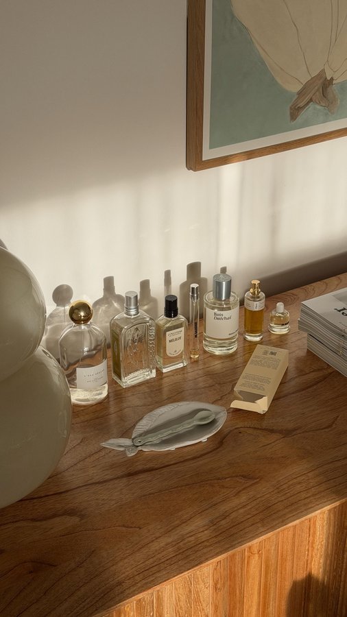 Instagram post by @hollyrebeccawhite for Sister Jane. Caption reads: Girlies there’s a @dreamsisterjane SAMPLE SALE....