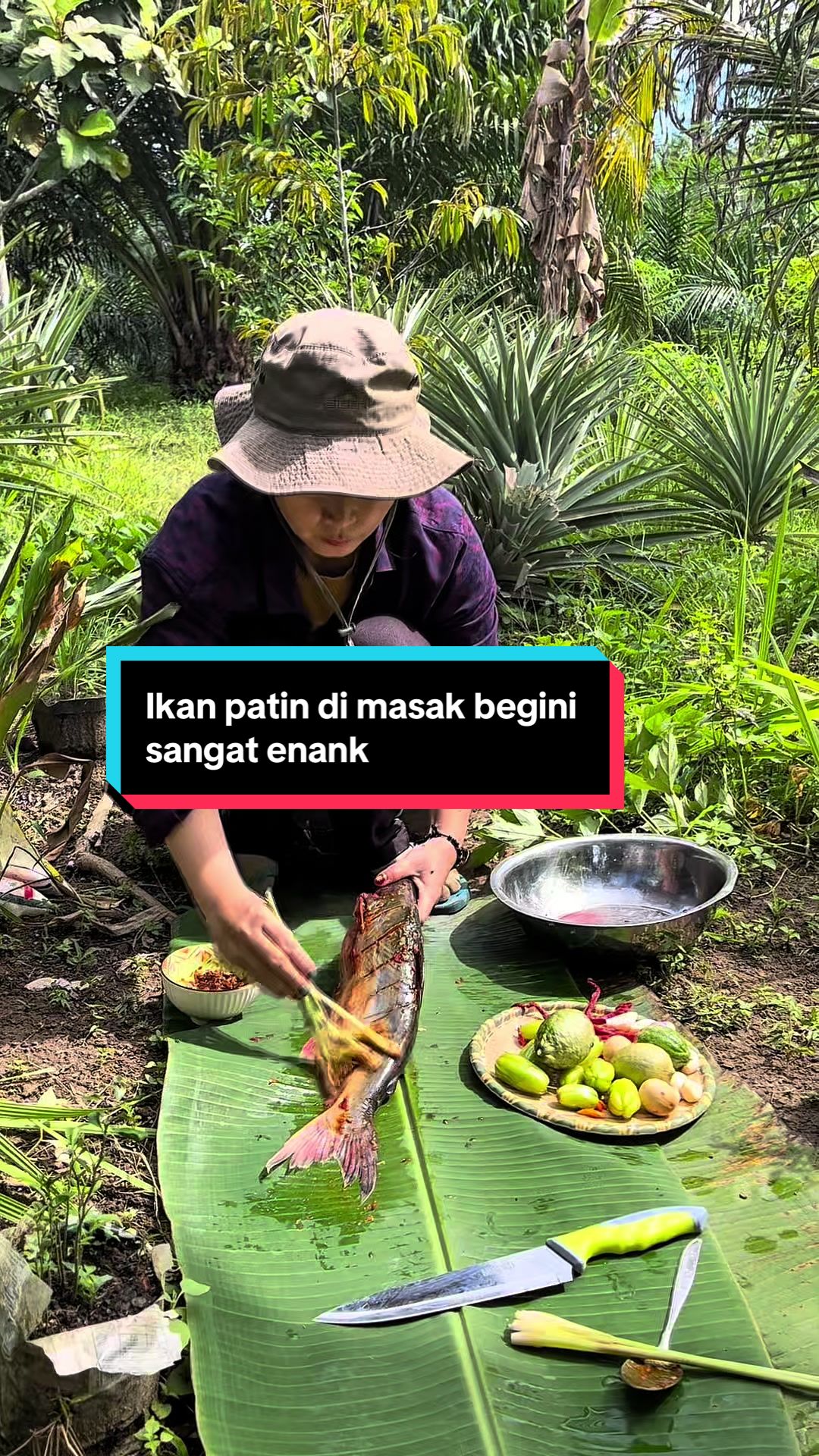TikTok post by @mamiaurel_ for MYIWE. Caption reads: [...] sambil masak #UbanPergiBuktikanSendiri....