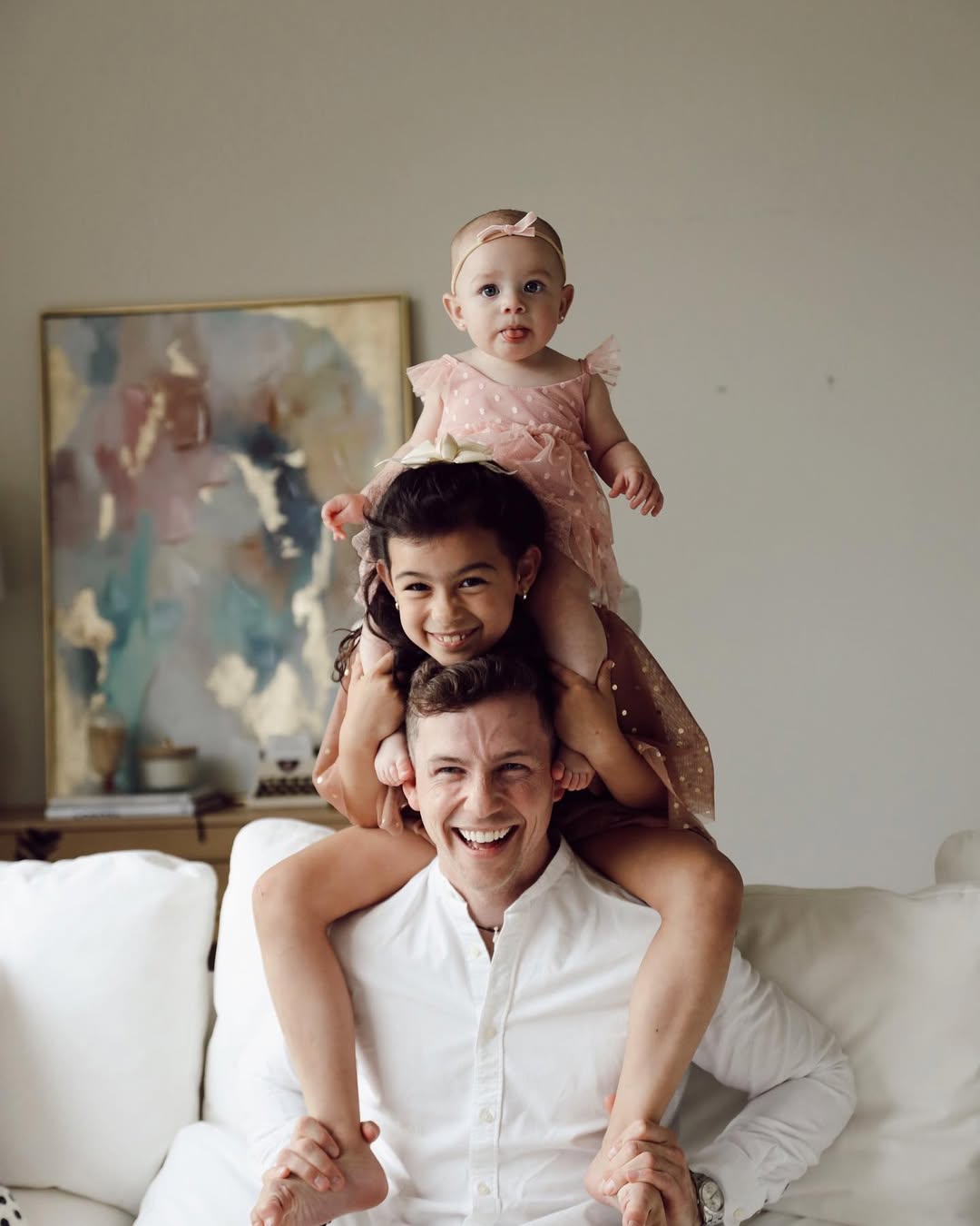 Instagram post by @thegringovenezolano for Metro by T-Mobile. Caption reads: Dondequiera que parezca que el papá tiene todo....
