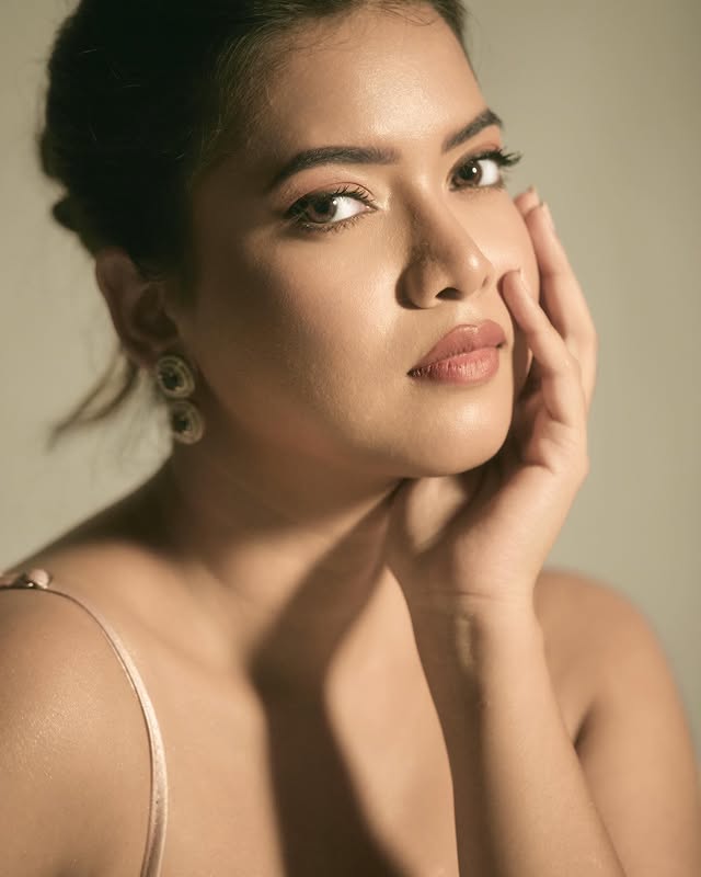 Instagram post by @newagecapture for Elinchrom. Caption reads: [...] Retouch @retoucher_manas Light....