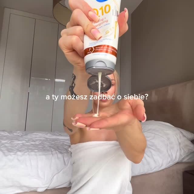 Instagram post by @karinamucha for NIVEA Polska. Caption reads: Pilates dla ciała, Q10 dla skóry. Wake up your....