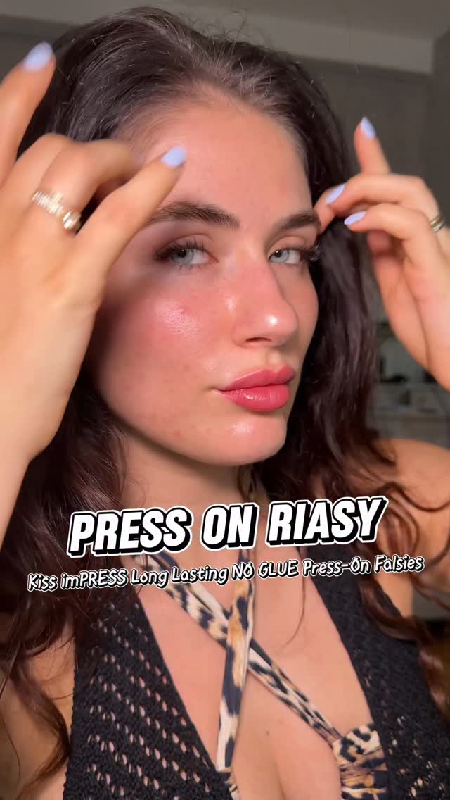 Instagram post by @nora.kakos for Kiss. Caption reads: Pool party ready s riasami, ktoré držia aj vo vode....