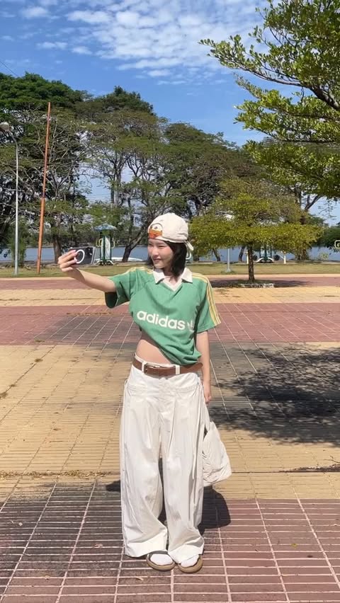 Instagram post by @thepigwipa for Shopee. Caption reads: 🤳🏼⋆₊📸.𖥔 ݁ ˖รับโทรศัพท์หน่อยพี่.