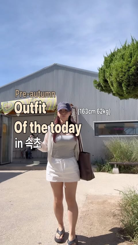 Instagram post by @hyewonee__ for Jinro. Caption reads: 163cm 62kg의 꾸안꾸 초가을 OOTD in 속초🌊🤍 🔎영상속 제품 구매 링크....