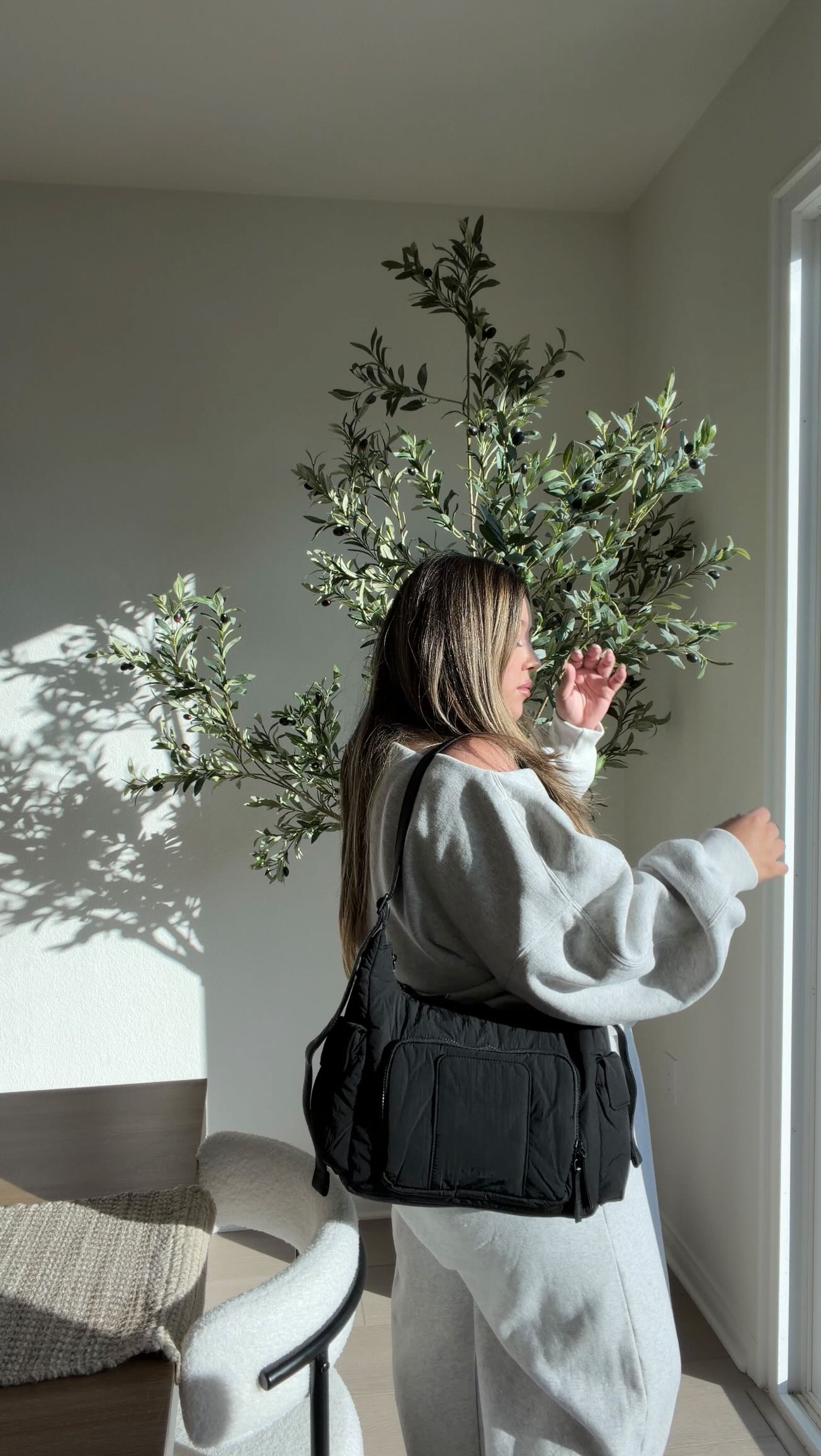 Instagram post by @britneydelsol for CALPAK. Caption reads: [...] bag?? finally got my hands on the viral....