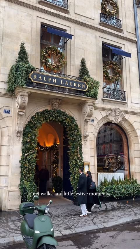 Instagram post by @takemyhearteverywhere for Holafly. Caption reads: Christmas in Paris just feels different ✨🎄

🇫🇷....