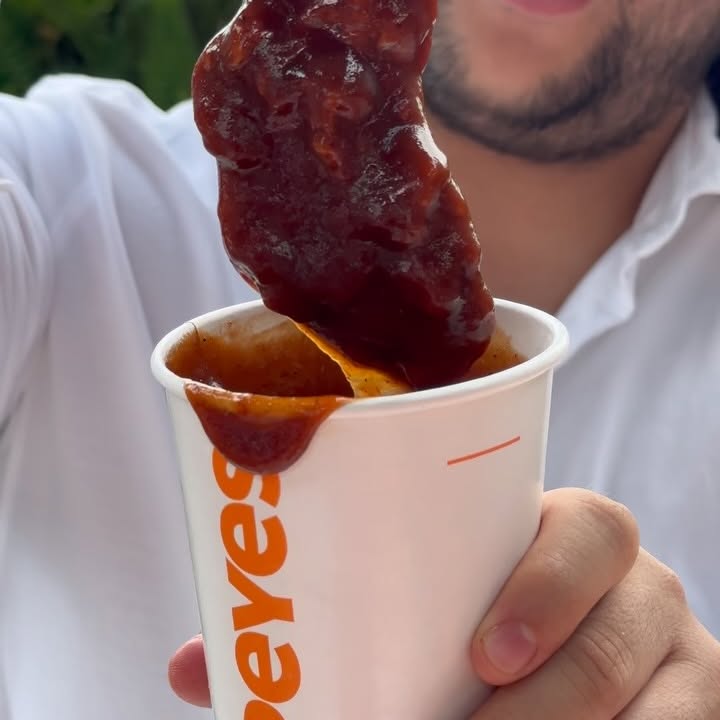 Instagram post by @socos.food for Popeyes. Caption reads: 🤤 @popeyesmexico por fin lanzó las #SuperSalsotas....