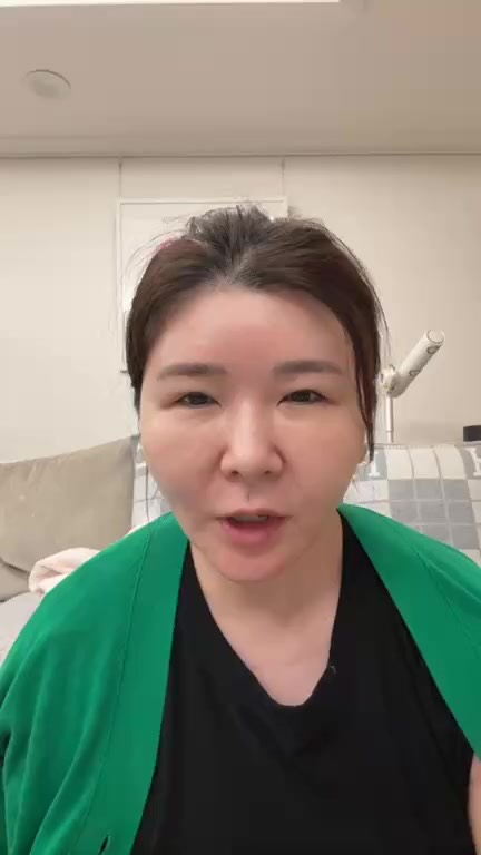 Instagram post by @momoko.kawakami.29 for Easydew Japan. Caption reads: ※ライブでは3のセットのおまけのセラムが2本と言ってましたが、1本でした！申し訳ありません。

🌿....