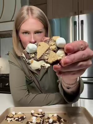 TikTok post by @smallersam_pcos for Clean Simple Eats. Caption reads: [...] -1 sheet Graham Cracker -2 scoops @Clean....