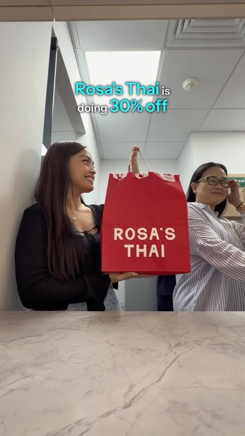 Instagram post by @jowanniee for Deliveroo. Caption reads: [...] Thai is 30% off on selected items on....