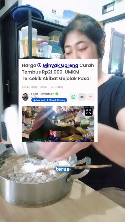Instagram post by @stellaprita for GoPay Indonesia. Caption reads: [...] diawasi OJK lagi, GoPay pinjam dari....