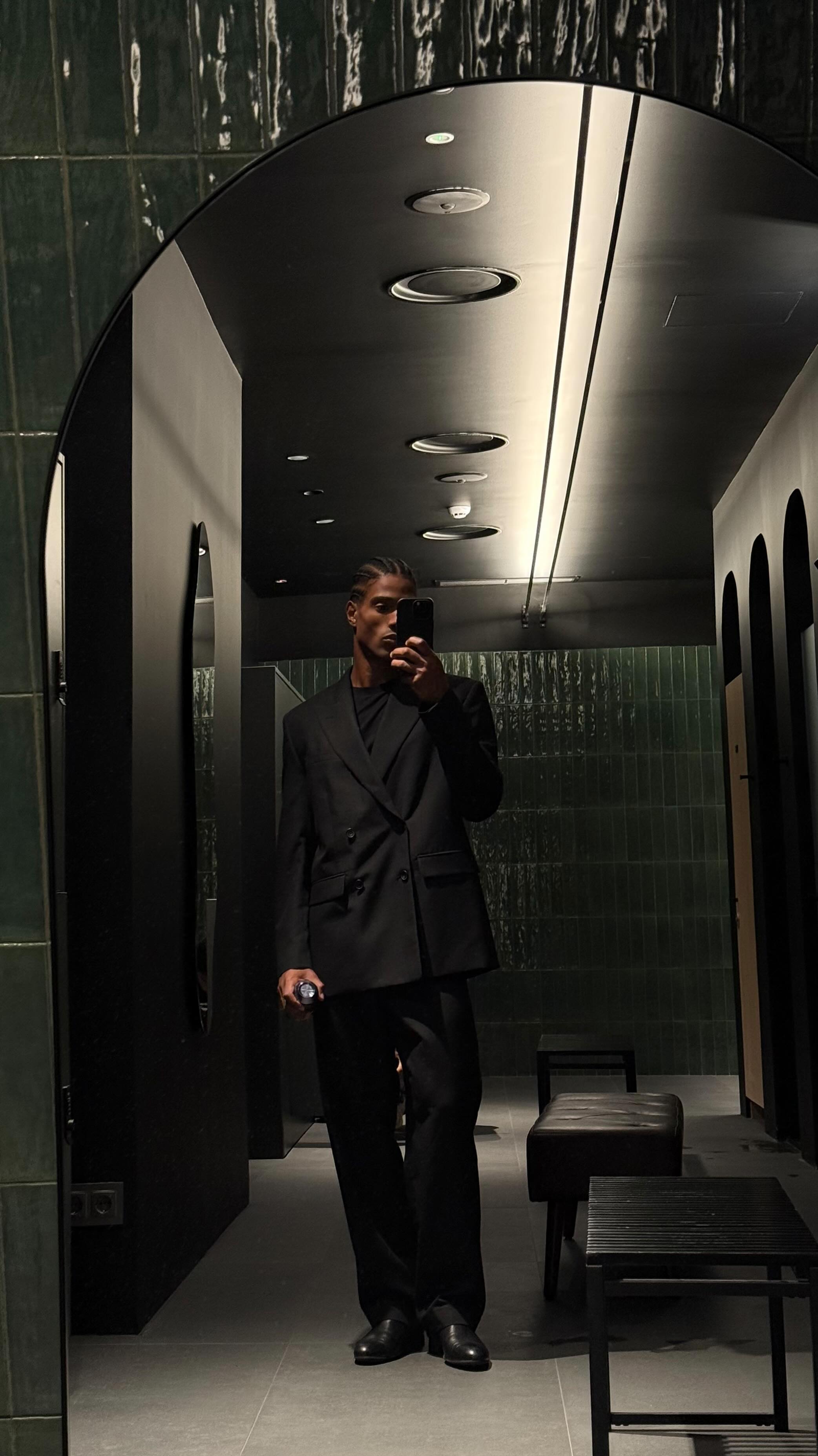 Instagram post by @jorgejavier_diaz for Druni. Caption reads: [...] VIVO 👀
#VIVObyCerruti1881 #breakthecode....