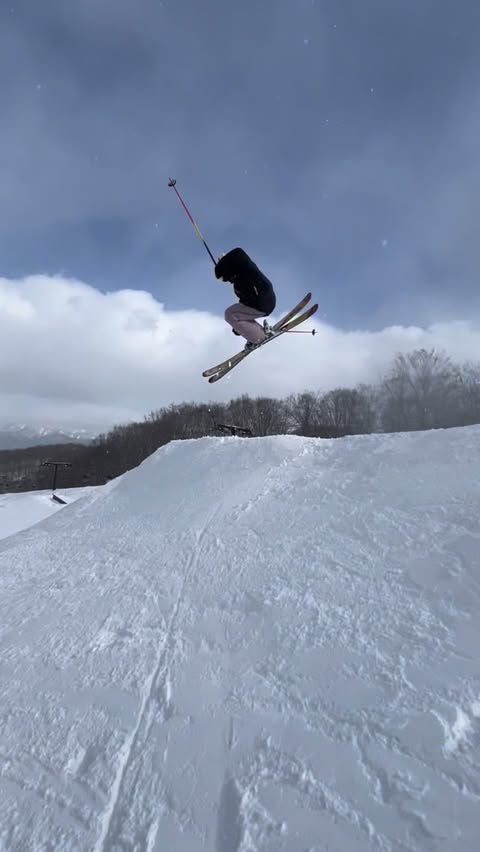 Instagram post by @akaneko_19 for ROXY. Caption reads: [...] #フリースキー女子 #47parks #sponser @roxyjapan....