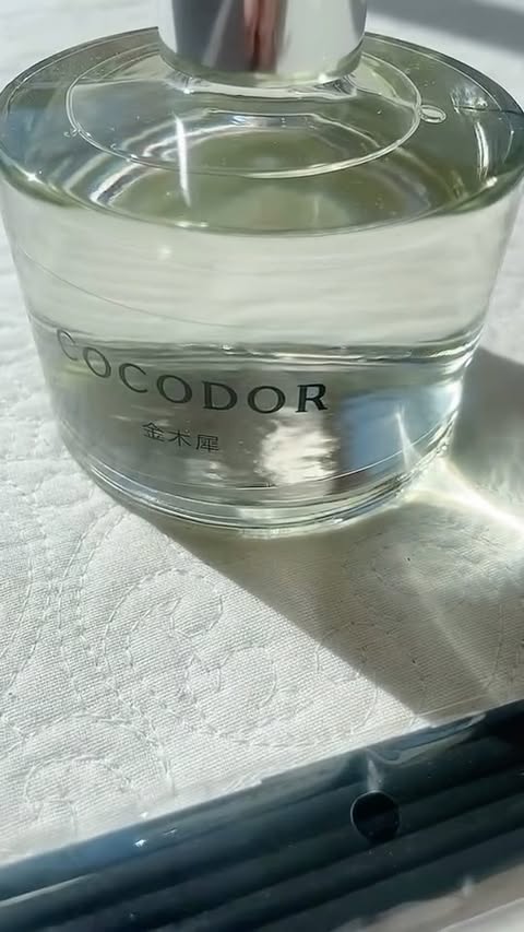Instagram post by @yukari4603 for Cocodor. Caption reads: COCODOR シグネチャーディフューザー200ML 金木犀 1,850円 金木犀の香り [...].