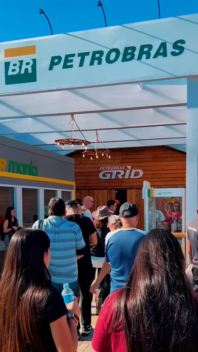 Instagram post by @acampamentofarroupilhaoficial for Postos Petrobras. Caption reads: O combustível que é tri para curtir o Acampamento....