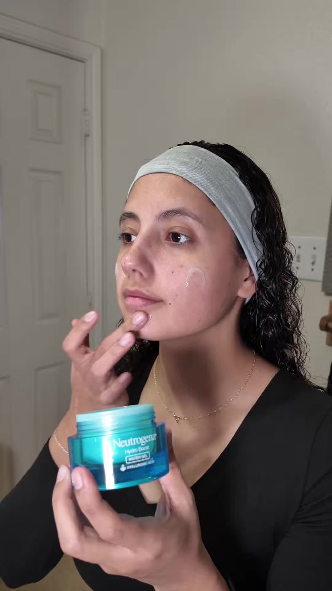 TikTok post by @isabelillingworth for d’Alba. Caption reads: [...] #softglam #easymakeup #latina @d’Alba US....