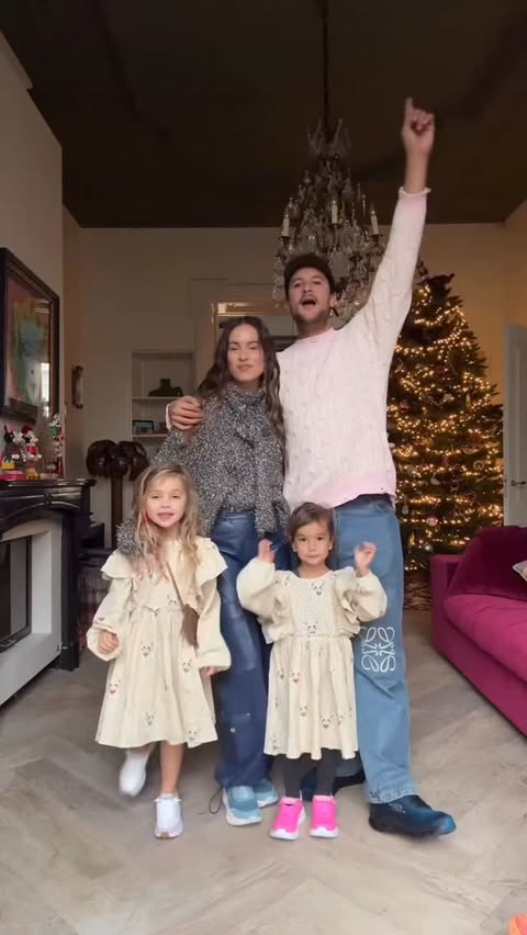 Instagram post by @lizzyvdligt for SKECHERS. Caption reads: [...] is being with my family and easy Skechers....