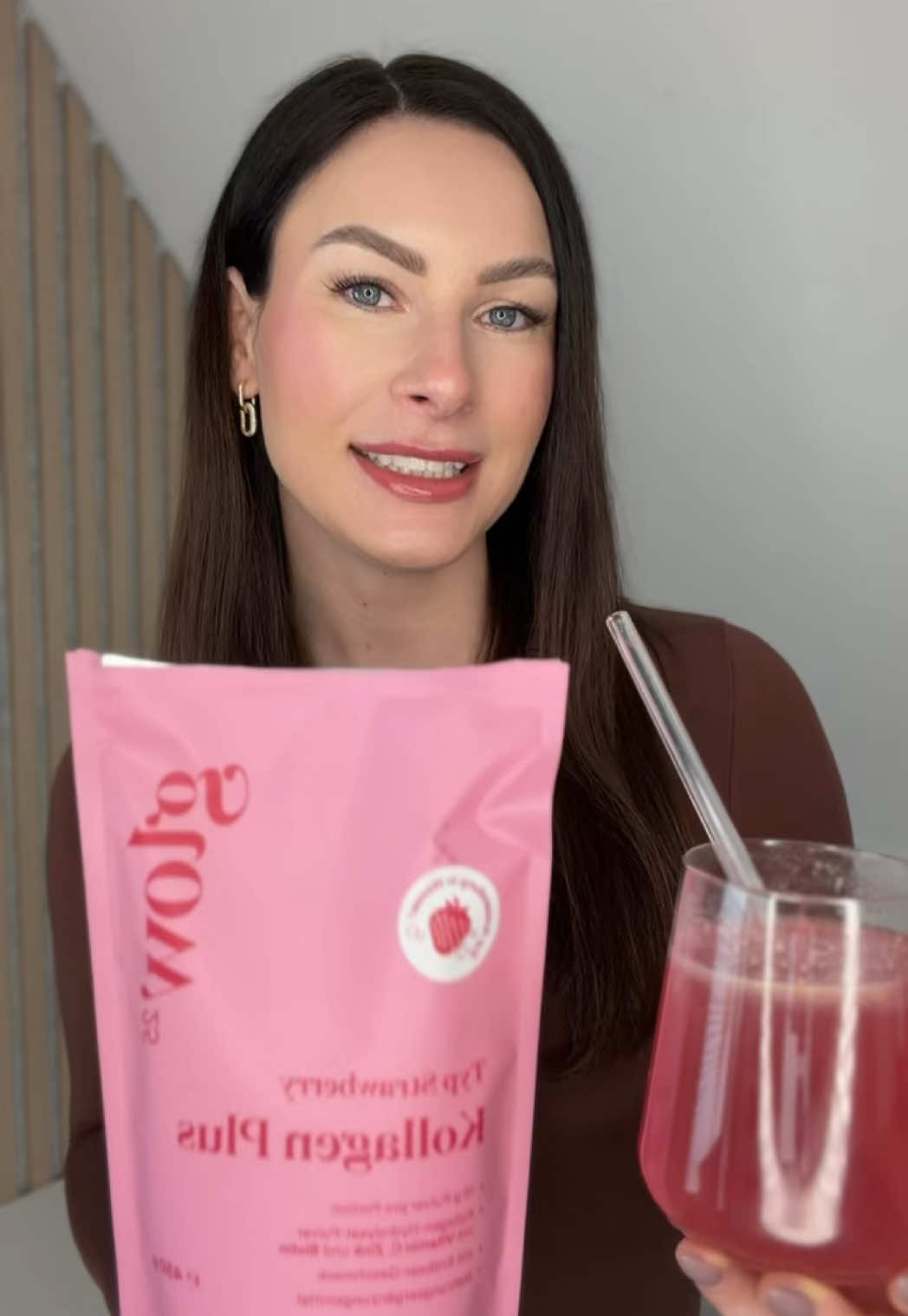 TikTok post by @kii_imi for Glow25. Caption reads: 🍓🍓🍓 #glow25 #preaging #kollagenpulver [...].