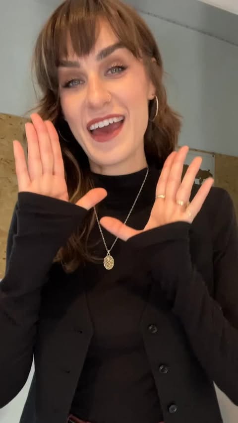 Instagram post by @tallestmermaid for American Tall. Caption reads: [...] Friday sale is now LIVE, I REPEAT:
AMERICAN....