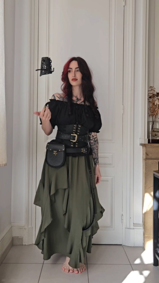 Instagram post by @allienhr for Scarlet Darkness. Caption reads: [...] Top, skirt, corset belt and bag :....