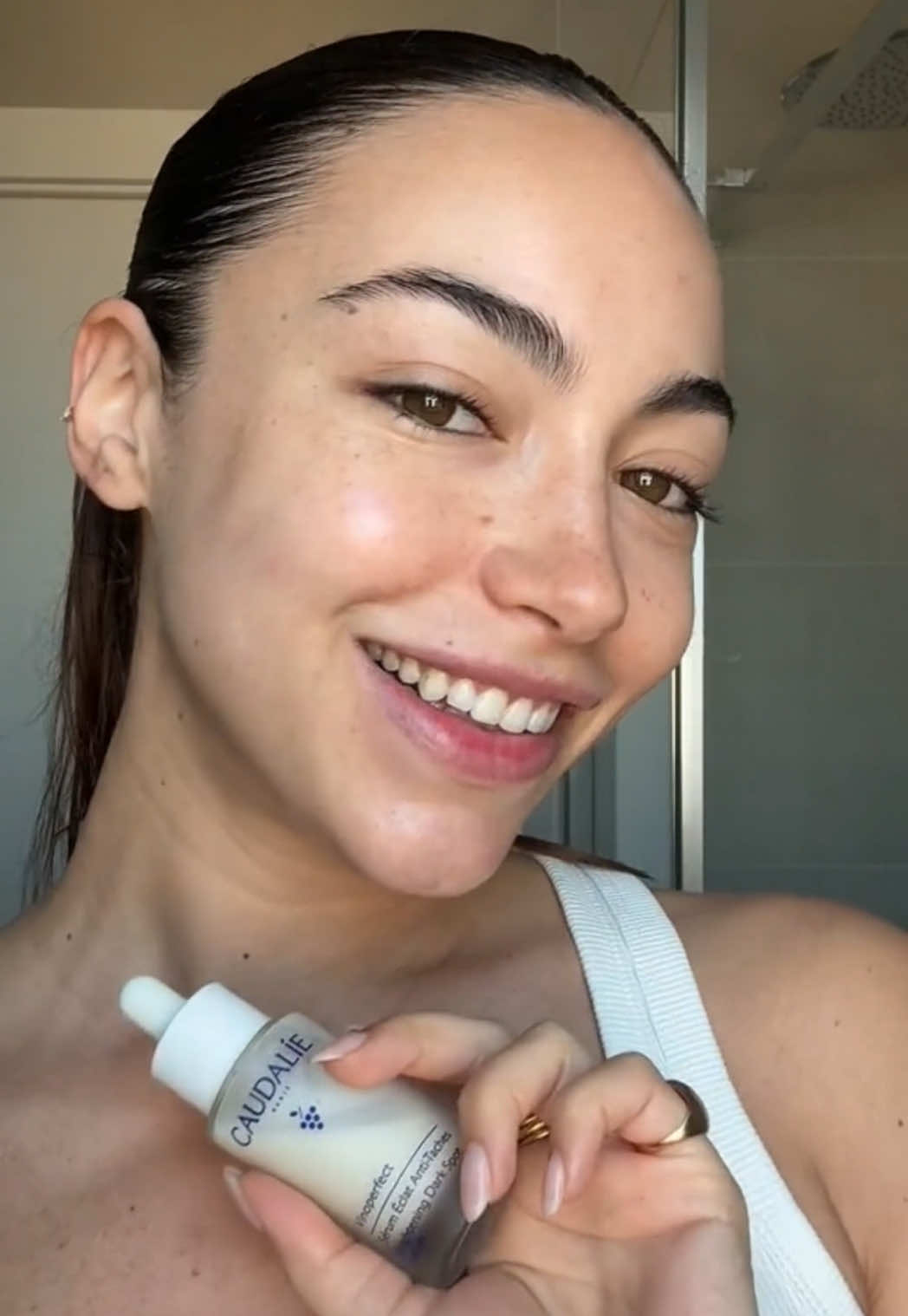 TikTok post by @valentinacabassi1 for Caudalie. Caption reads: Un mese di @Caudalie Vinoperfect Siero Illuminante....