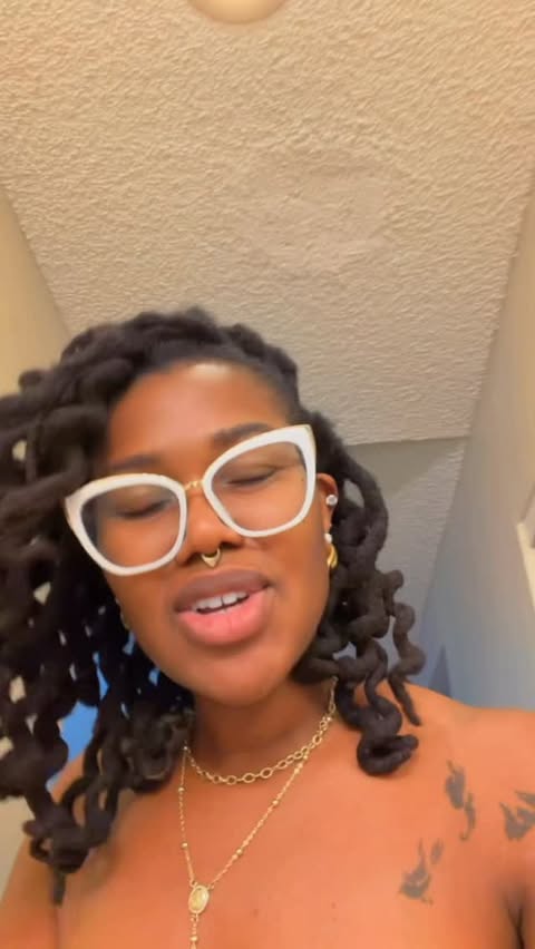 Instagram post by @thesoulofmy_pen for Zeelool. Caption reads: Go wipe please…
.
Use the #discount code Paige10....