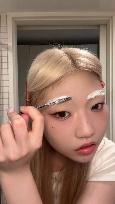 Instagram post by @porojin for Cosnori. Caption reads: This is your sign to bleach your brows....