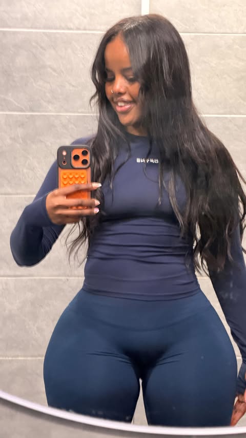 Instagram post by @nemoqueen_ for Prozis. Caption reads: [...] Consistency > perfection 🍑 Wearing: @prozis....