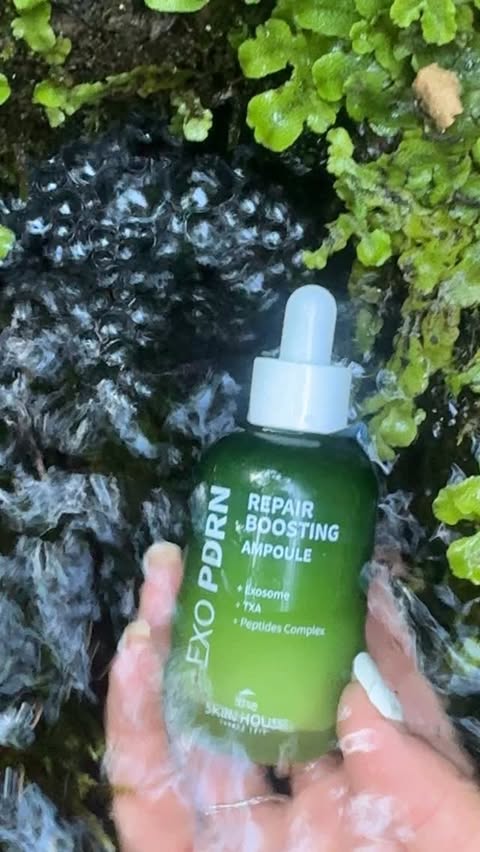 Instagram post by @lizzy_leti for The Skin House. Caption reads: [...] + exsosome + TXA + peptides complex....