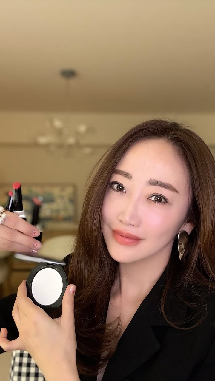 Instagram post by @megumi_kanzaki for KANEBO. Caption reads: ・

KANEBO「新フェースパウダーで作る生肌感メイク」
のご紹介をしました。
新感覚の美肌見せパ....