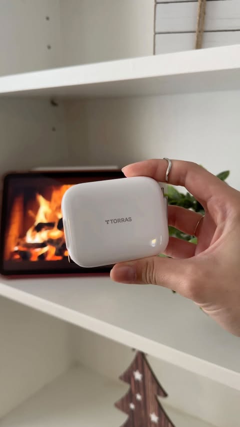 Instagram post by @larissadsouzaa_ for TORRAS. Caption reads: [...] simple 🤍
From my phone to my MacBook,....