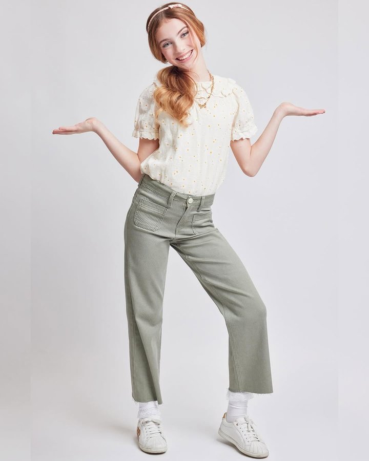 Instagram post by @jujubrenerofficial for Ymi Jeans. Caption reads: [...] 𝗖𝗼𝗹𝗹𝗲𝗰𝘁𝗶𝗼𝗻 💕👖👖👖 fit @ymijeans....